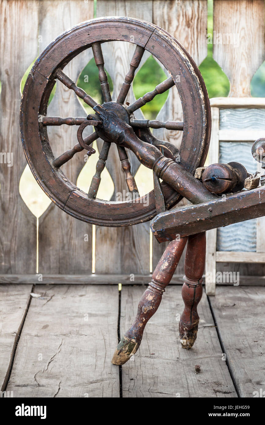 Alte Nähmaschine Spindel steht auf der Terrasse des alten Holzhaus  Stockfotografie - Alamy