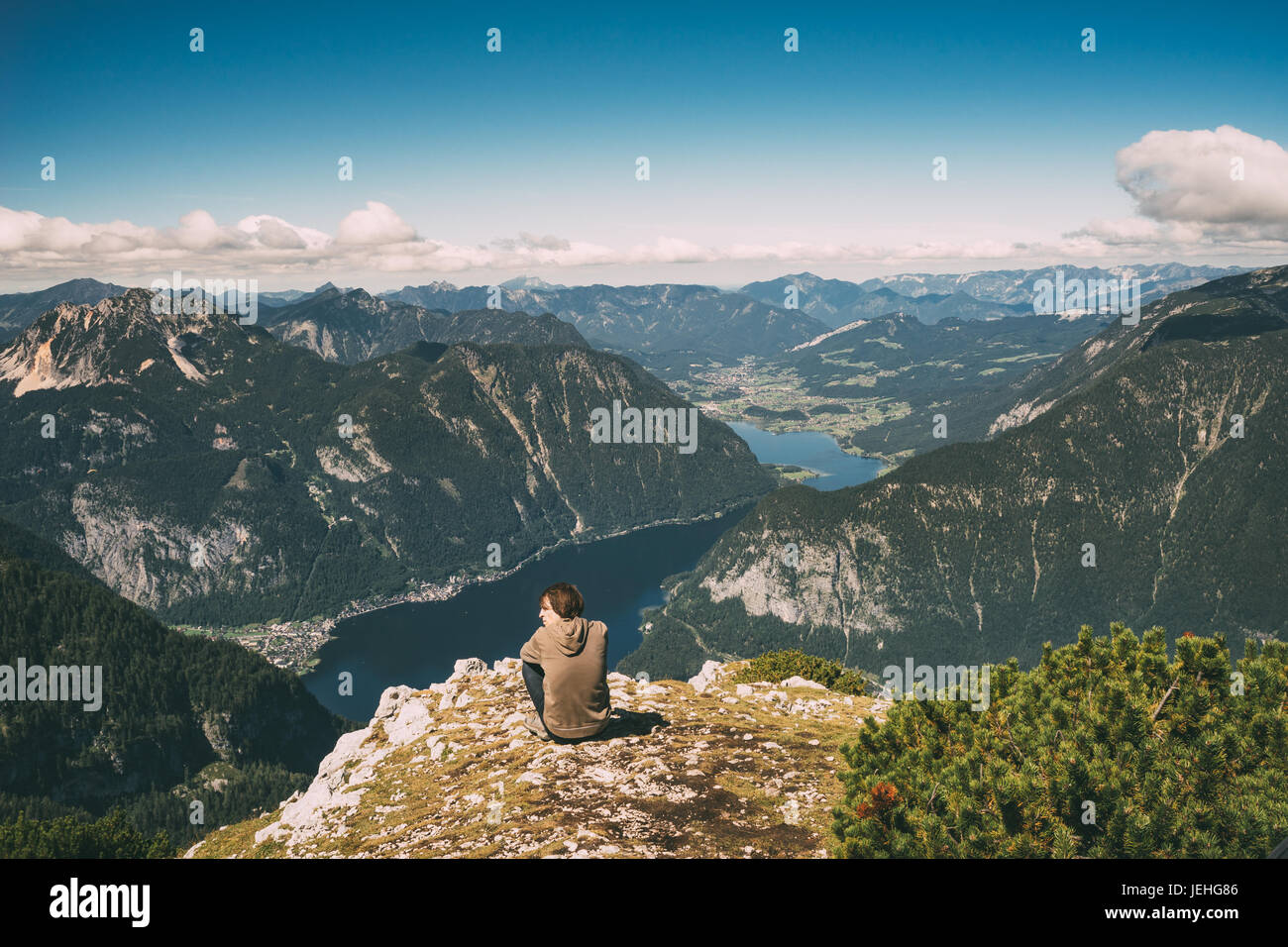 Junger Mann am Rande des Berges entspannen und genießen wunderbare Aussicht. Vintage getönten Bild Stockfoto