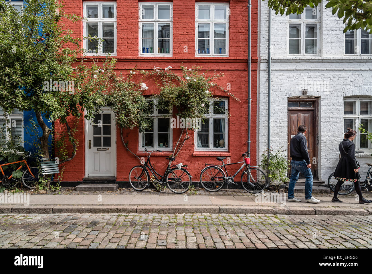 Kopenhagen, Dänemark - 12. August 2016. Malerische alte Ziegel bunte Häusern im historischen Stadtzentrum von Kopenhagen einen bewölkten Tag des Sommers, mit Gerätschaften Stockfoto