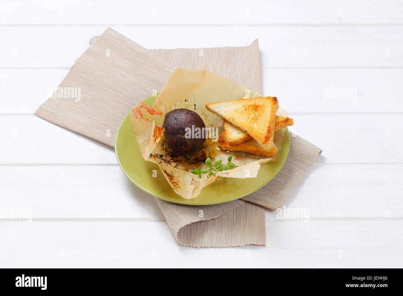 gebackene ganze Rüben mit Toast auf Teller grün Stockfoto