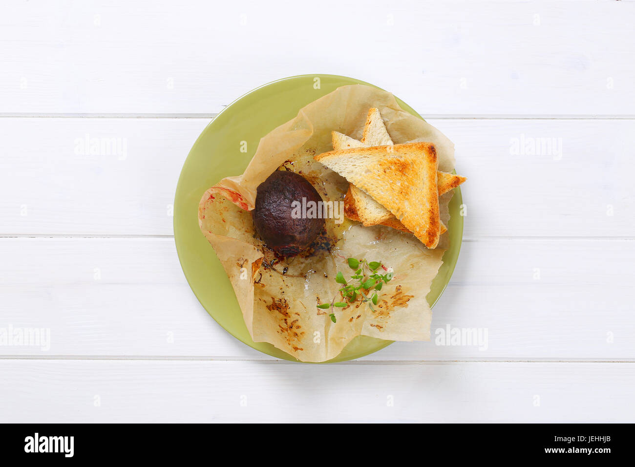 gebackene ganze Rüben mit Toast auf Teller grün Stockfoto