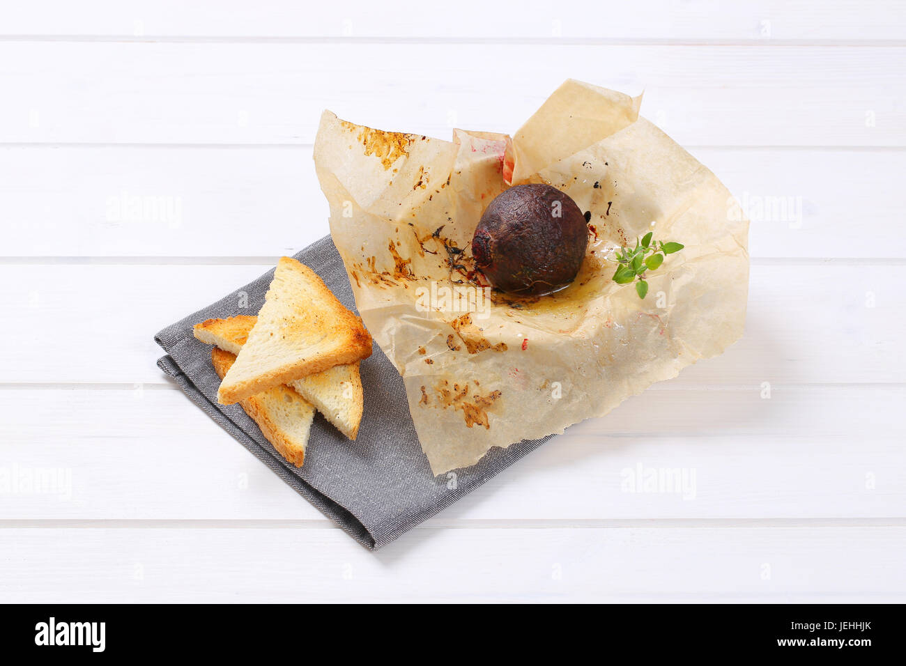 gebackene ganze Rüben mit Toast auf grauen Tischset Stockfoto