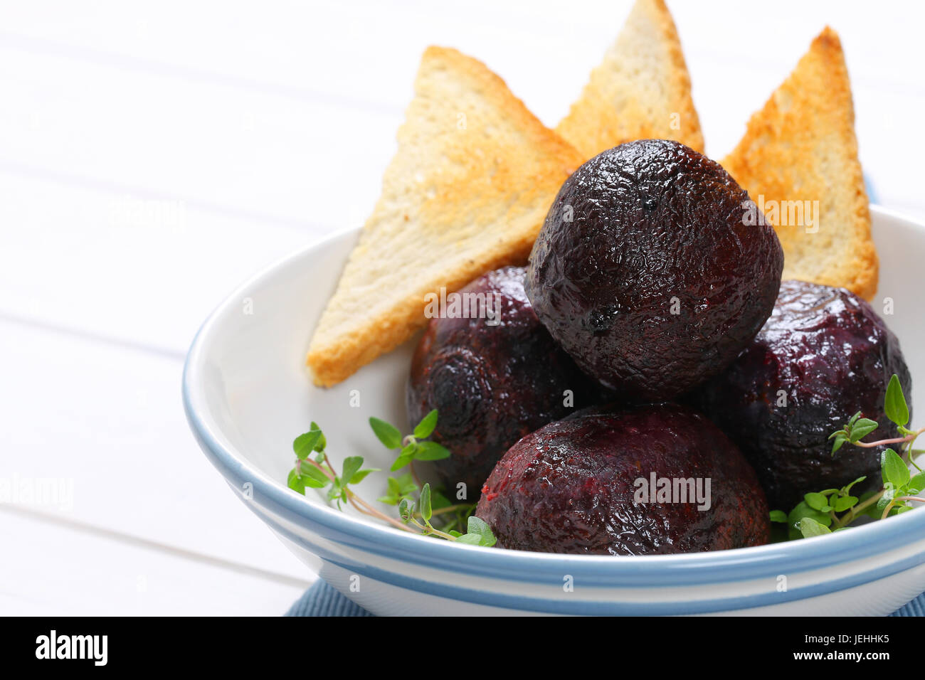 Schale der ganzen Rüben mit Toast gebacken - Nahaufnahme Stockfoto