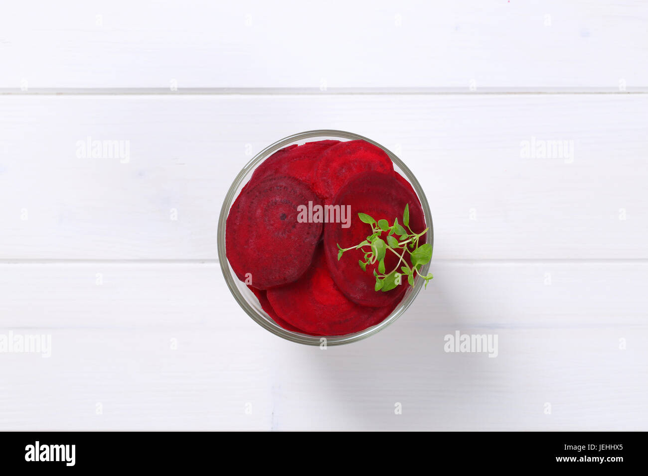 Glas dünne rote Beete Scheiben auf weißem Holz Hintergrund Stockfoto