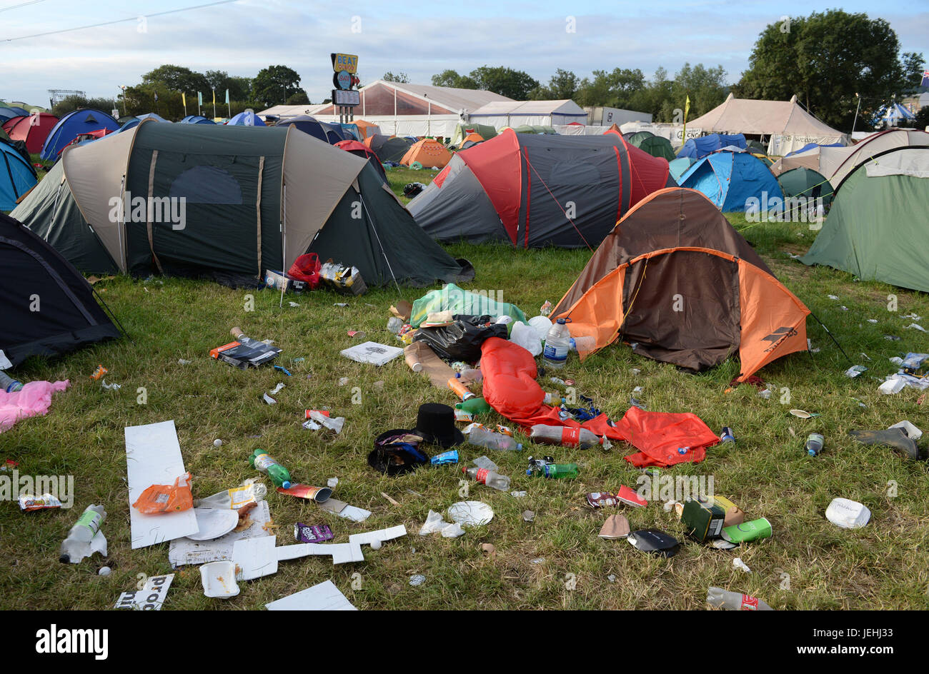 Müll auf dem Campingplatz nach dem Glastonbury Festival würdig Farm in Pilton, Somerset. Stockfoto