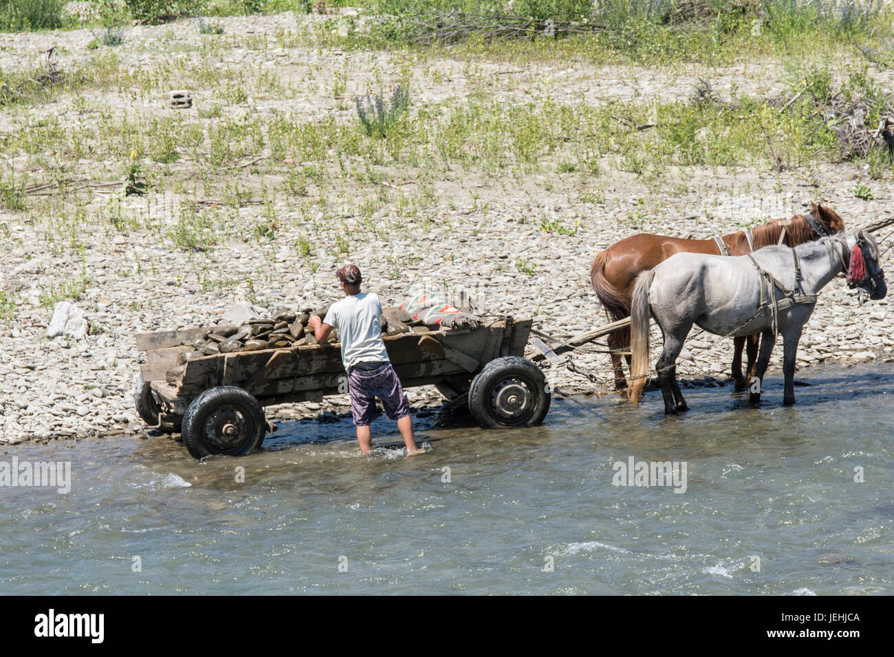 Sammlung von Steinen mit einem Pferd gezogenen Wagen in der Theiß in der Ukraine Stockfoto