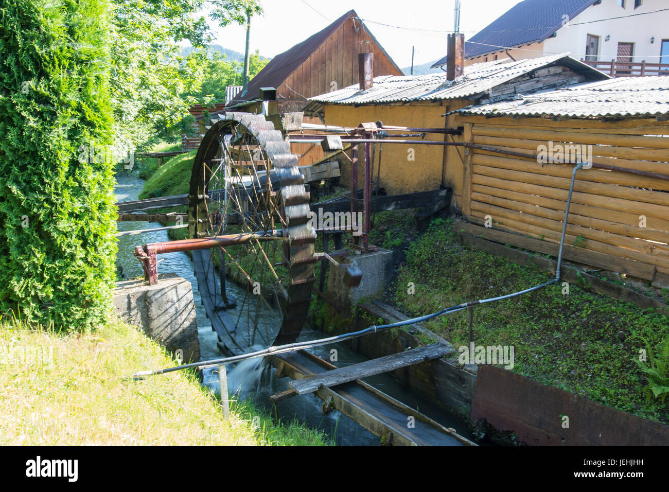 Eine alte Mühle am Fluss in der Region Maramures, Rumänien Stockfoto