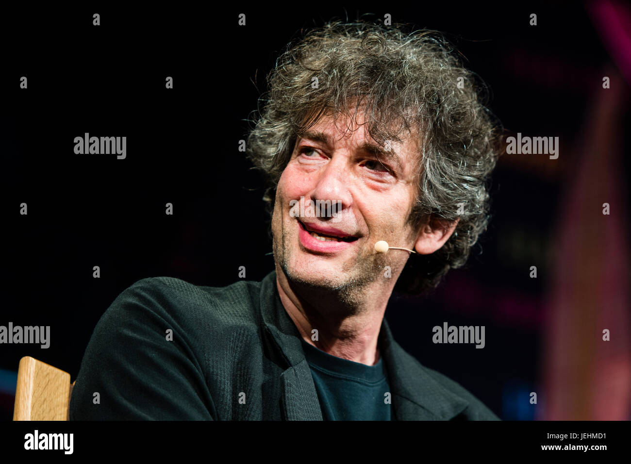 Neil Gaiman, Autor von Kurzgeschichten, Romane, Comics, Graphic Novels, Audio-Theater und Filme, erscheinen auf der 2017 Hay Festival of Literature and the Arts Hay on Wye, Wales UK Stockfoto