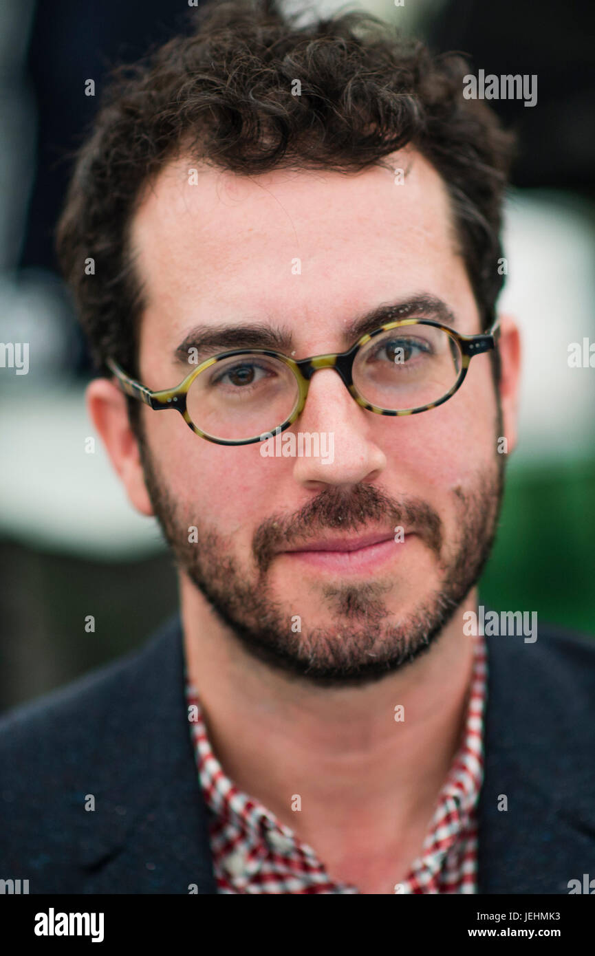 Jonathan Safran Foer, US-amerikanischer Schriftsteller, am besten bekannt für seine Romane Everything Is Illuminated, extrem laute & unglaublich nah, und für seine Nichterfindung Arbeit Eating Animals. Sein jüngster Roman, hier wurde ich bin, veröffentlicht im Jahr 2016.  Erscheinen auf dem 2017 Hay Festival der Literatur und Kunst, Hay on Wye, Wales UK Stockfoto