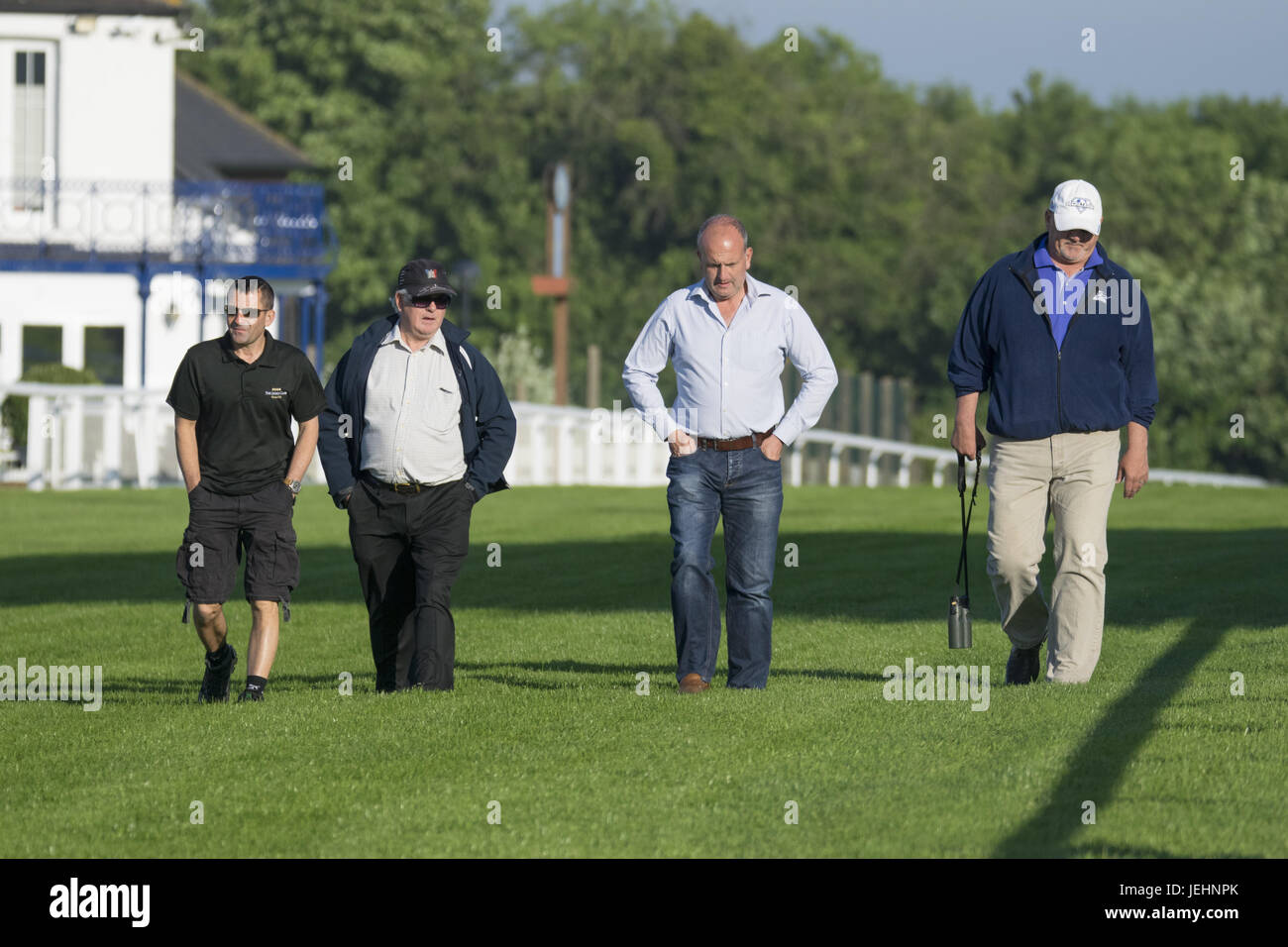 Trainer Kenny McPeek setzt Investec Eichen Anwärter Rennpferd "Daddys Lil Darling" durch ihre Schritte auf der Pferderennbahn von Epsom Downs zu verfolgen. Mitwirkende: Kenny McPeek Where: Epsom, Vereinigtes Königreich bei: 26. Mai 2017 Stockfoto
