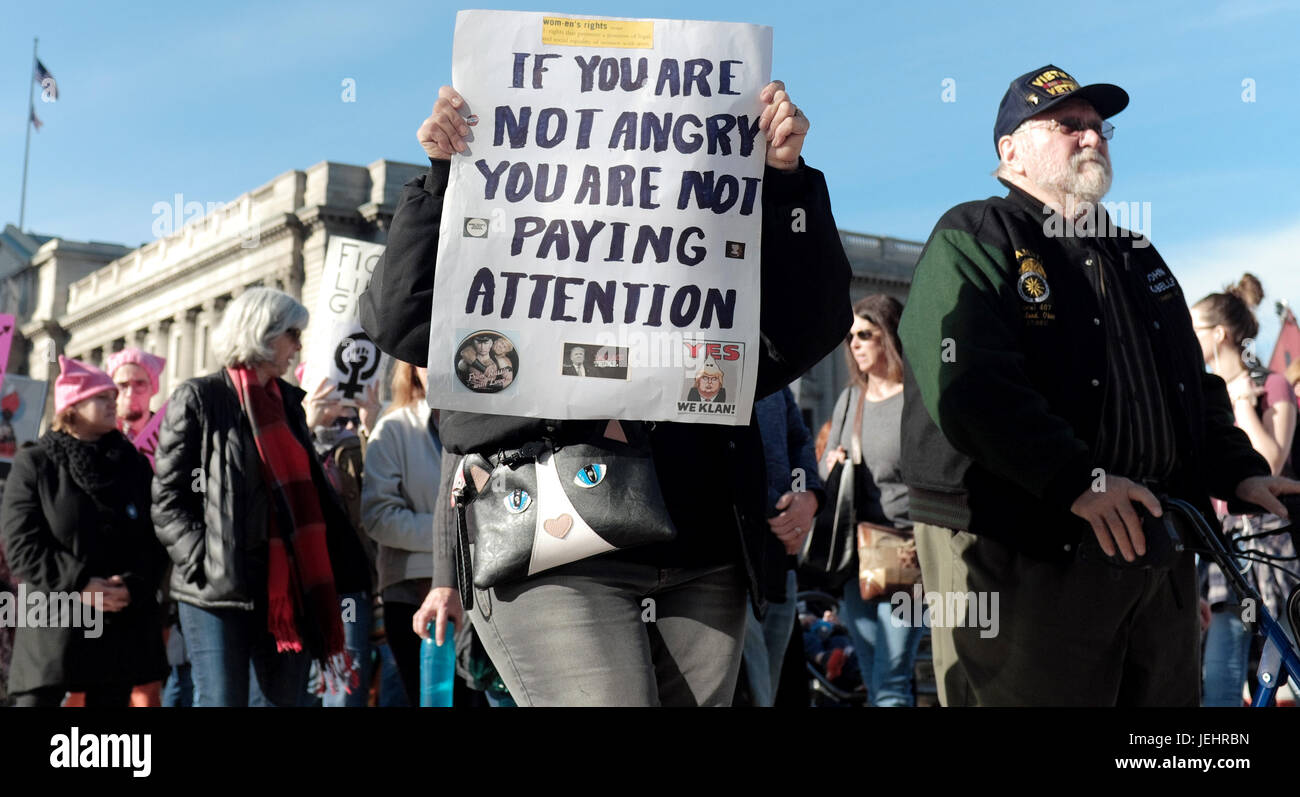 Demonstranten gegen Trump und die US-Politik machen sich am 21. Januar 2017 in Cleveland, Ohio, auf den Weg in die Lakeside Avenue Stockfoto