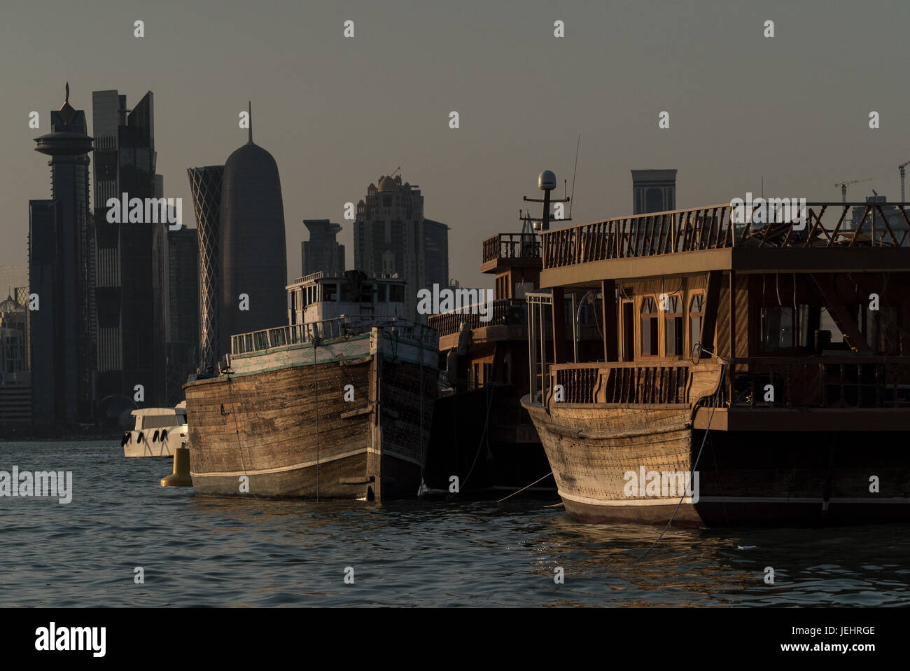 Traditionelle Boote vor Anker gegangen von Doha Corniche. Saudi-Arabien und anderen arabischen Ländern, die Riegel zu Katar geschnitten haben. Stockfoto