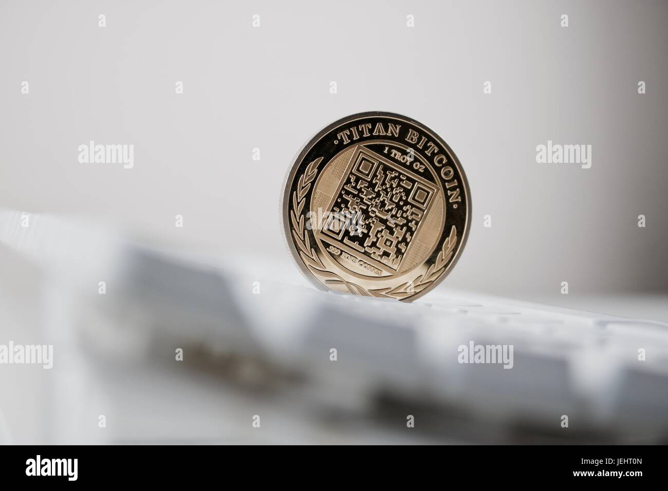 Digitale Währung physische gold Titan Bitcoin mit QR-Code Stockfotografie -  Alamy