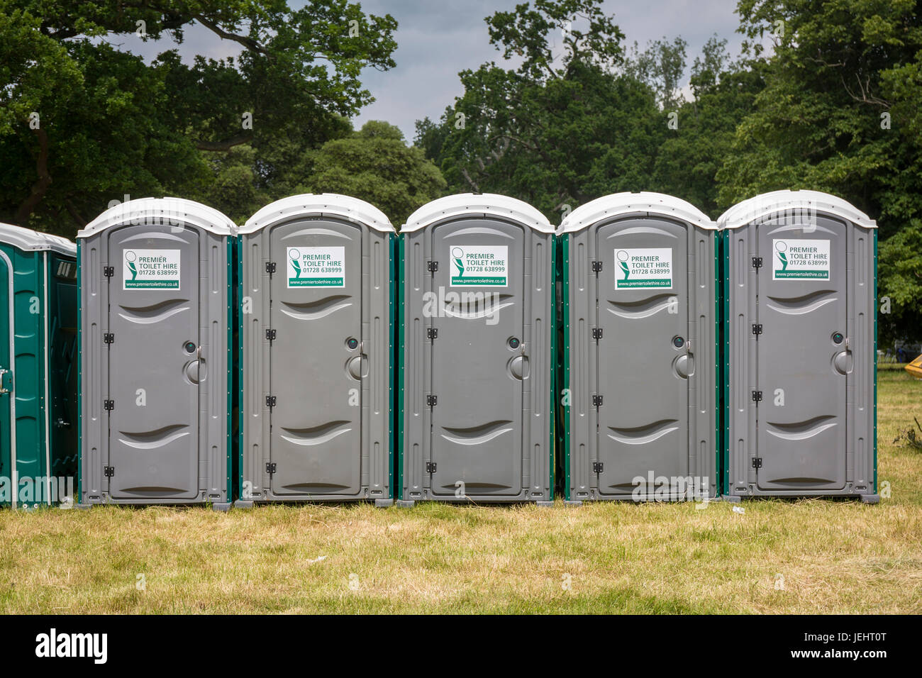 Eine Reihe von mobilen Toiletten bei einer öffentlichen Veranstaltung, Norfolk. Stockfoto