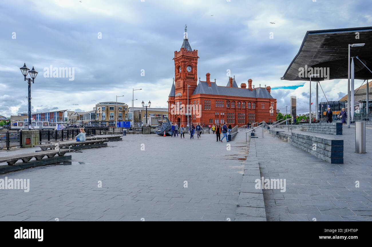 Bucht von Cardiff, Cardiff, Wales - 20. Mai 2017: Sinedd, Gebäude der Nationalversammlung und Pierhead Builidng.  Breiten Gehweg mit Menschen zeigt. Stockfoto