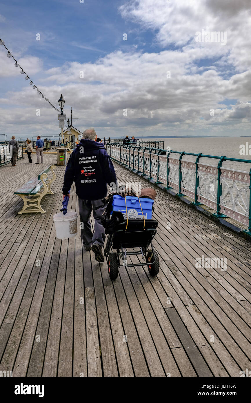 Penarth, Wales - 21. Mai 2017: Auf Penarth Pier, Fischer von Penarth Meer Angeln Club, gehe Fischen. Stockfoto