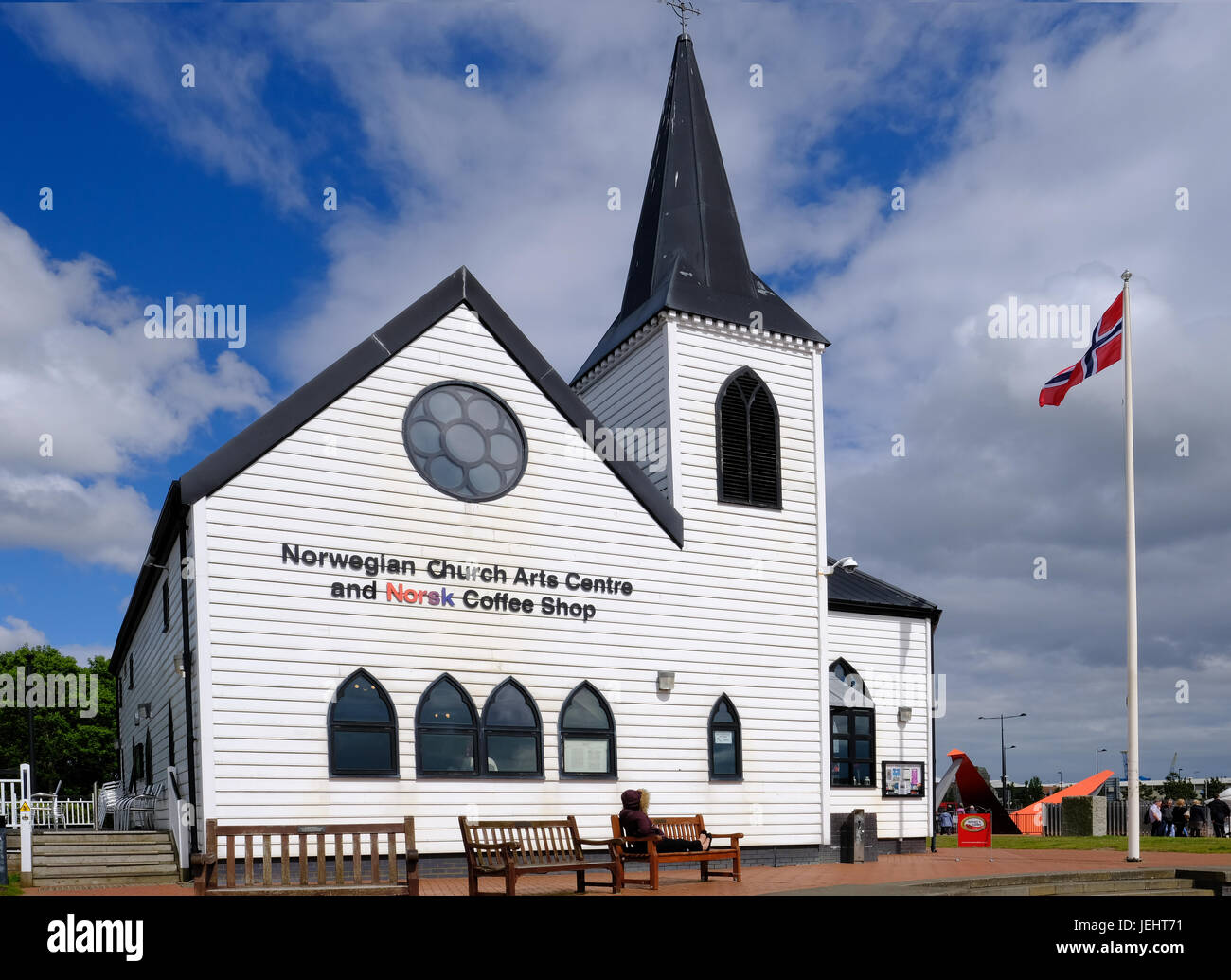 Bucht von Cardiff, Cardiff, Wales - 20. Mai 2017: Norwegische Kirche und Kunst Zentrum.  Norwegische Flagge. Stockfoto