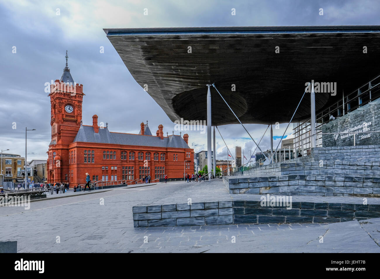 Bucht von Cardiff, Cardiff, Wales - 20. Mai 2017: Sinedd, Gebäude der Nationalversammlung und Pierhead Builidng. Blick in Richtung Pierhead Gebäude. Stockfoto