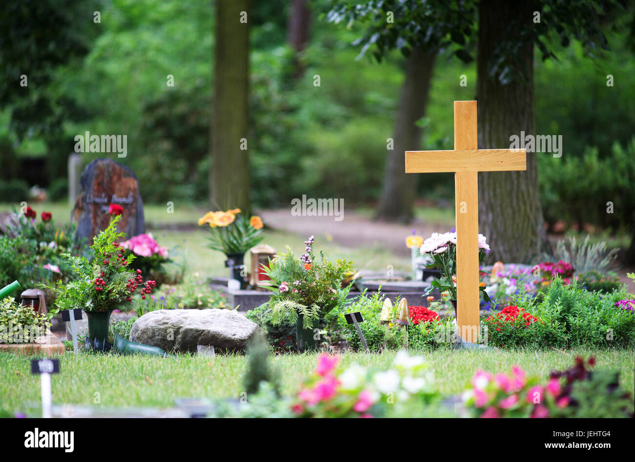 Bunte Blumen auf Gräbern in einem Schweizer Friedhof, St. Remigius, Falera,  Graubünden, Schweiz Stockfotografie - Alamy