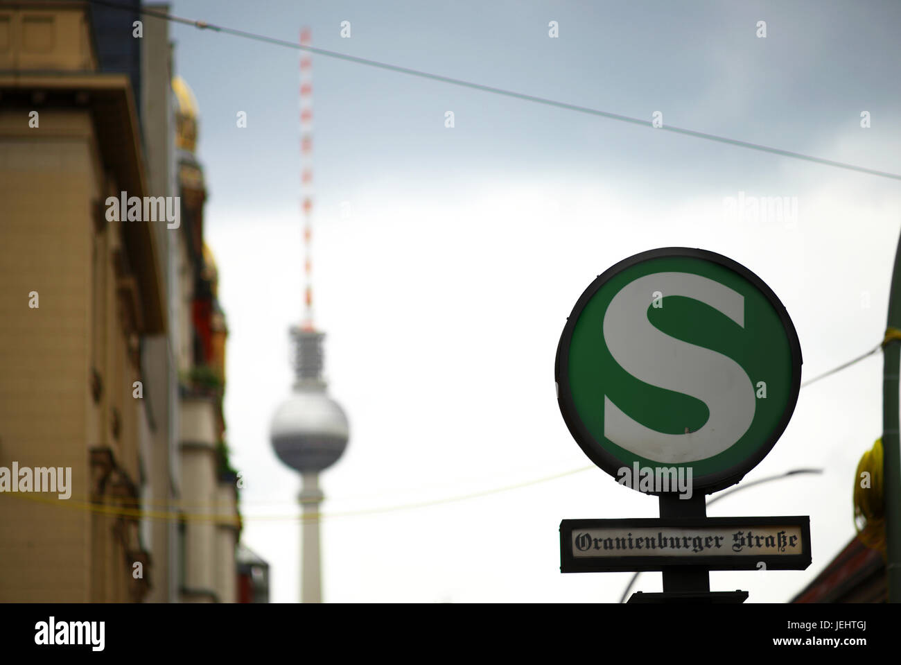 S-Bahn Eingang Zeichen Oranienburger Straße Station mit dem Fernsehturm (Fernsehturm) im Hintergrund, Berlin Mitte, Deutschland Stockfoto