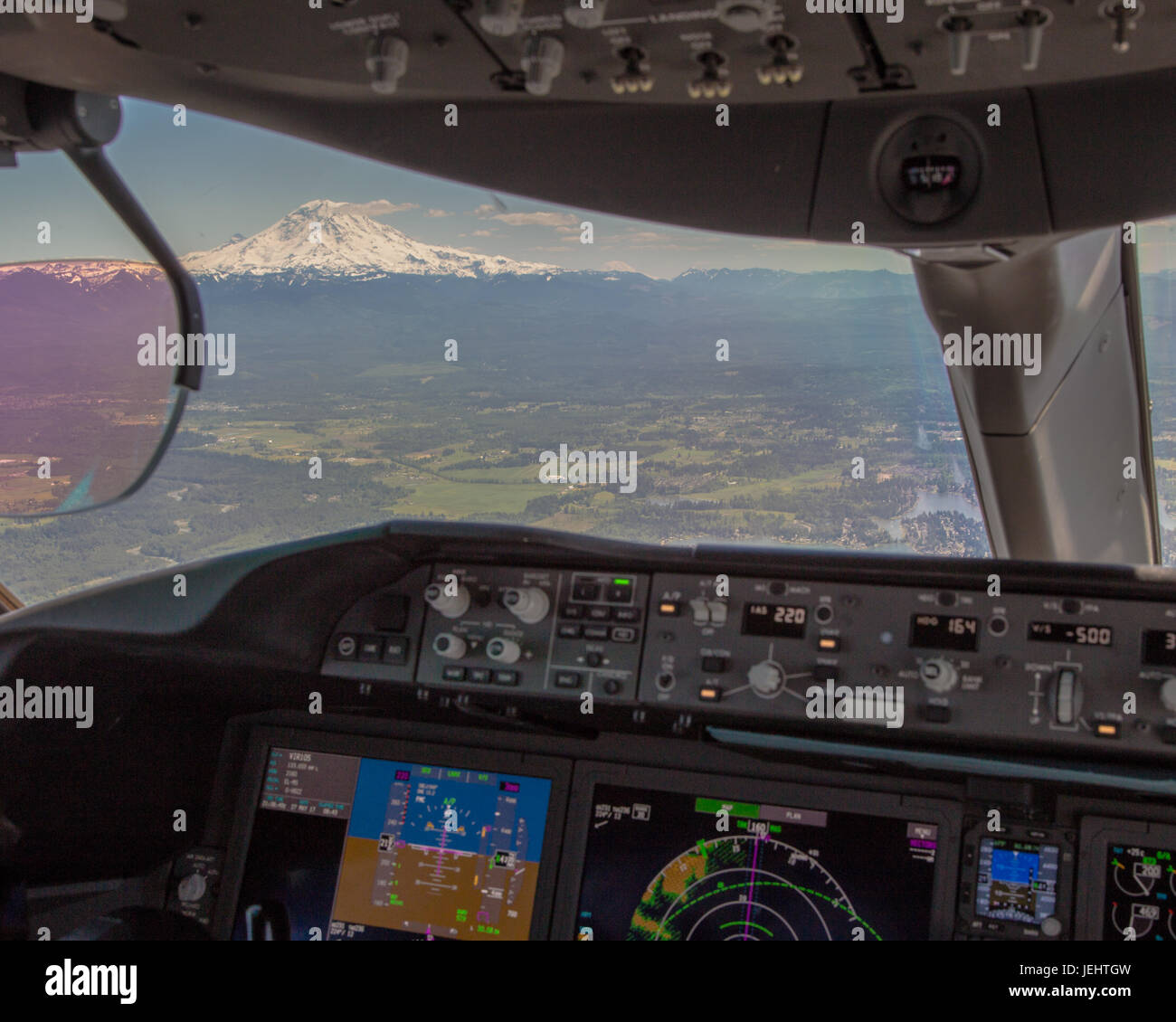 Mt Rainier betrachtet aus dem Flugdeck eine Boeing 787 Dreamliner Stockfoto