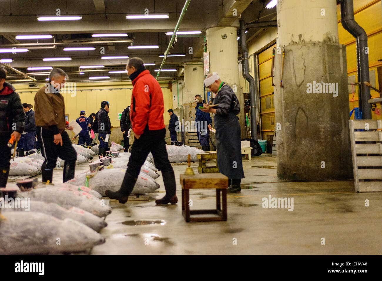 Thunfisch-Auktion im Tsukiji Fish Market Stockfoto