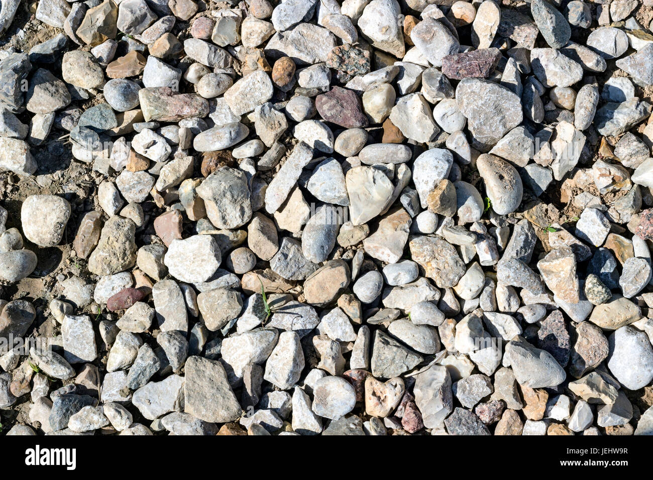 Hintergrundmuster, Crushed Stone und kleinen Steinen gefüllt mit Sonne Stockfoto