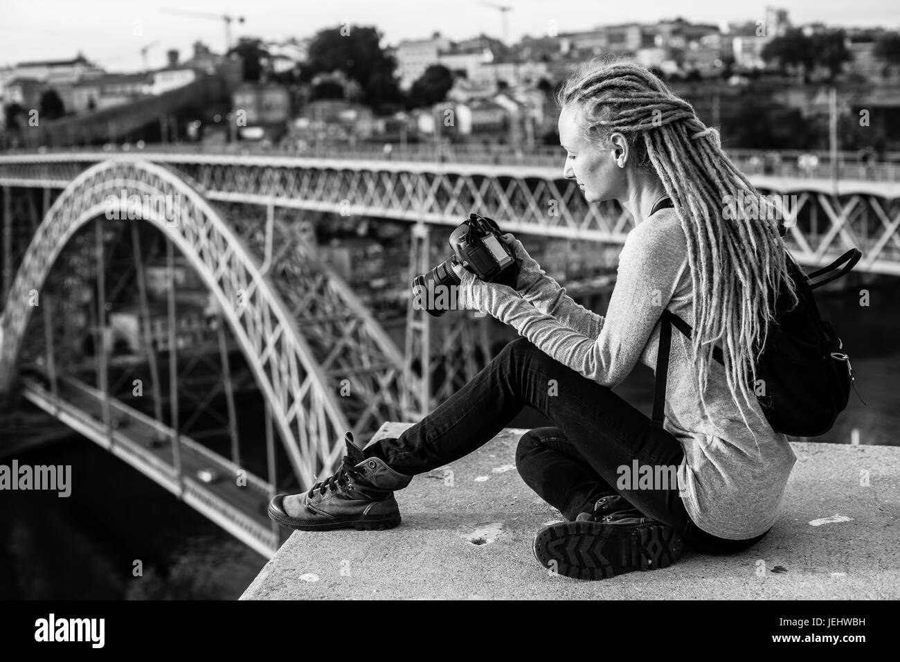 Junge Frau mit Dreadlocks, Bilder von vor der Kamera, Altstadt, Porto, Portugal. Schwarz-weiß-Foto. Stockfoto