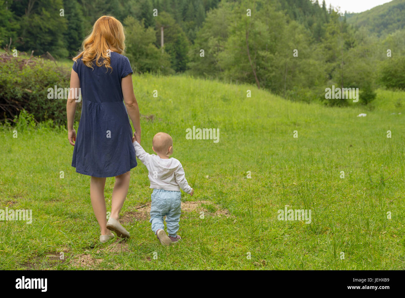 Kleinkind, die Natur entdecken Stockfoto