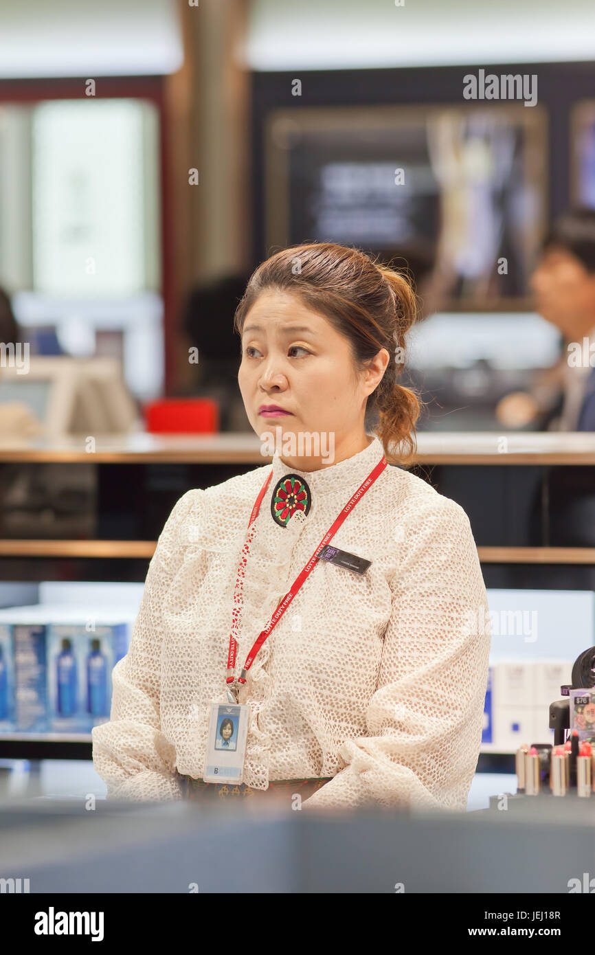 SEOUL-OKT. 24, 2015. Verkäuferin in der Tax-free-Parfümerie am Incheon International Airport. Mit 90 duty free-Shops ist es Shopping Paradies. In Wirklichkeit ist es ein Stockfoto