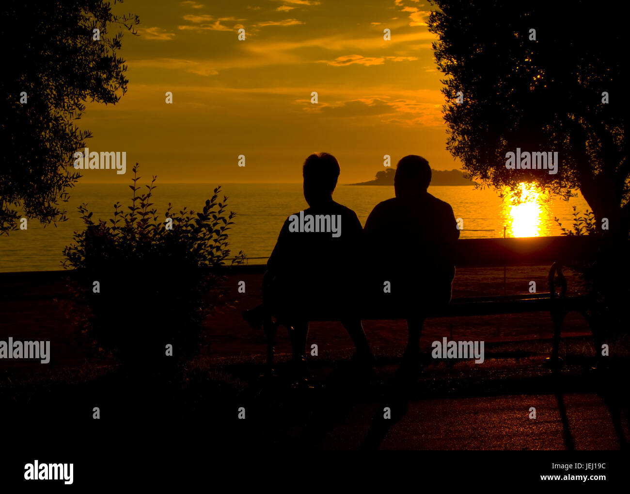 Älteres Paar genießt Sonnenuntergang Stockfoto