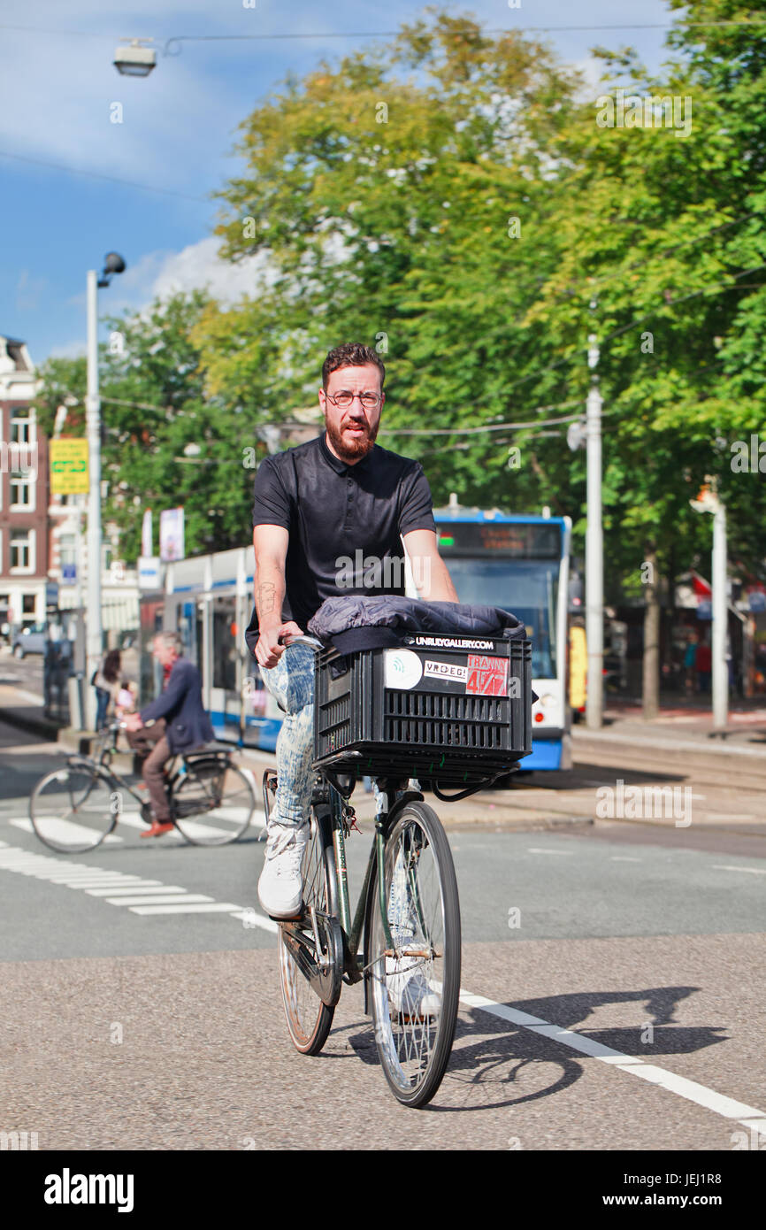 AMSTERDAM, 27. AUGUST 2014. Mann mit stilvollem Bartradsport. In einer Stadt mit 800,000 Personen gibt es 880,000 Fahrräder. Stockfoto