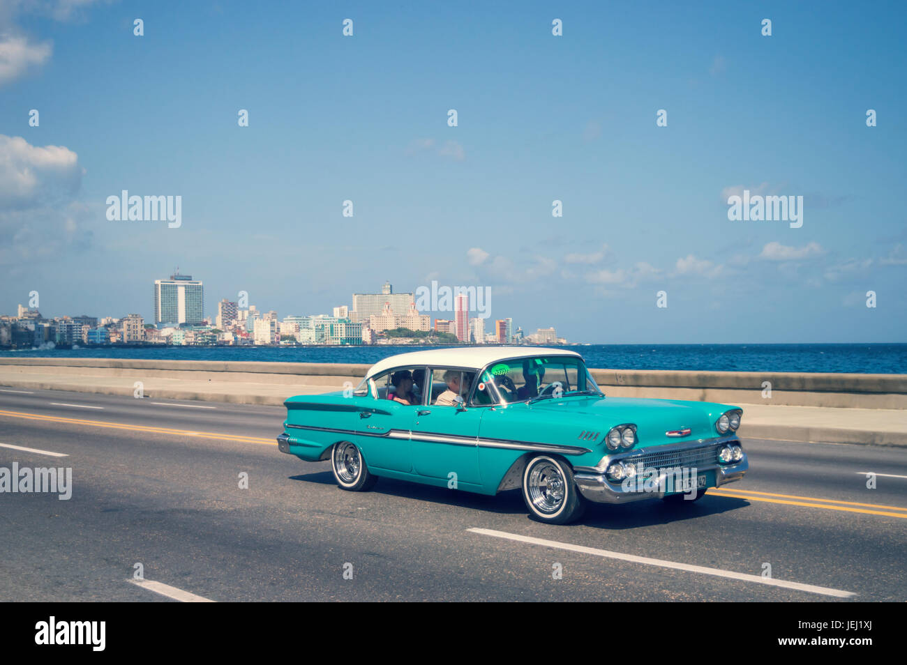 Havanna, Kuba - April 18: Blaue alte Oldtimer auf dem Malecon, der berühmten Strandpromenade am 18. April 2016i in Havanna Stockfoto