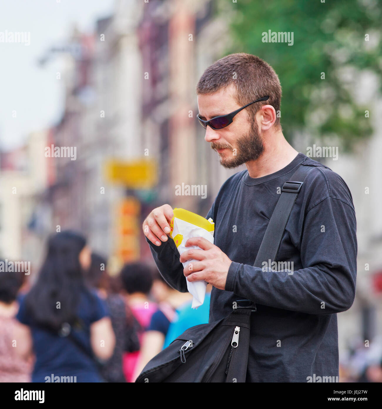 AMSTERDAM, 19. AUGUST 2012. Cool Kerl essen Pommes mit Mayonnaise. Holländer bekommen nicht genug von Pommes Frites. Sie essen über 41 Millionen Kilo jährlich. Stockfoto