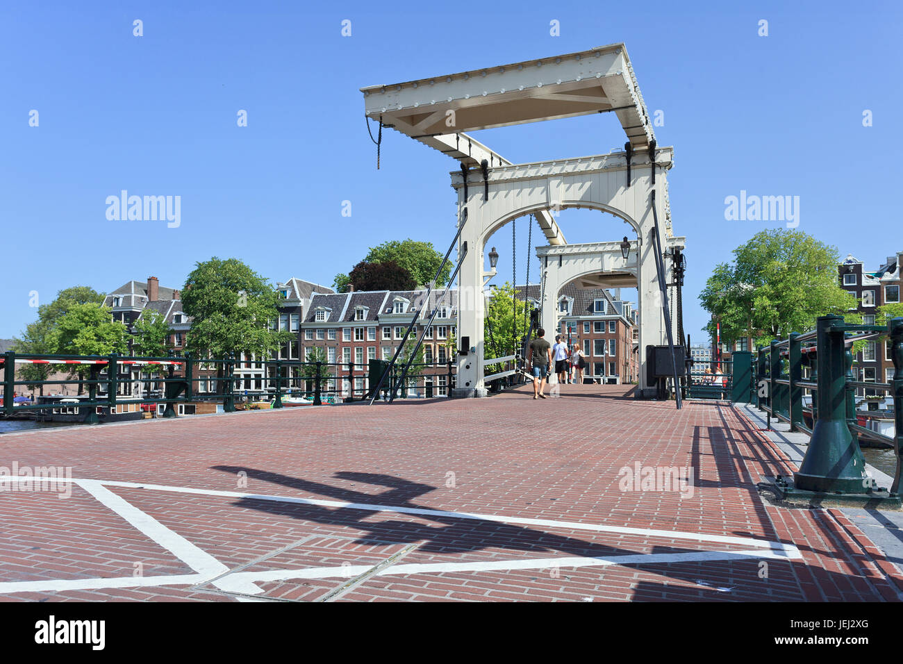 AMSTERDAM-AUG. 19, 2012. Berühmte 'Meager Bridge' Amsterdam, bekannt als Venedig des Nordens. Die Stadt hat 1,200 Brücken und 165 Kanäle. Stockfoto