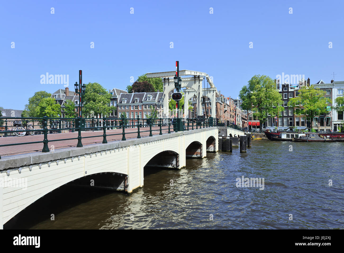 AMSTERDAM-AUG. 19, 2012. Die berühmte 'Meager Bridge' in Amsterdam, bekannt als Venedig des Nordens. Die Stadt hat 1,200 Brücken und 165 Kanäle. Stockfoto