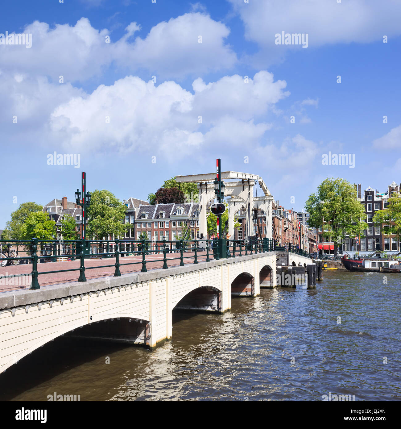 AMSTERDAM-AUG. 19. 2012. Berühmte 'Meager Bridge' über den Fluss Amstel im historischen Grachtengürtel von Amsterdam. Stockfoto
