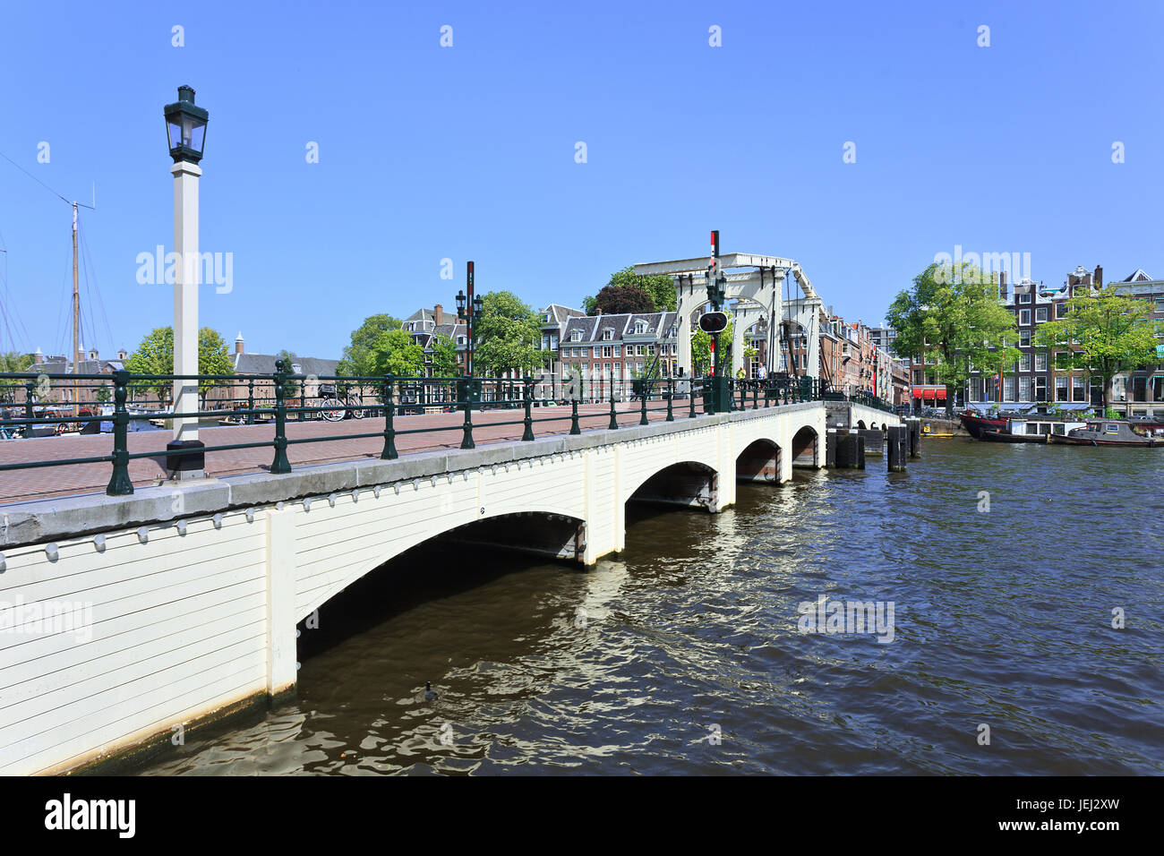 AMSTERDAM-AUG. 19, 2012. Die berühmte 'Meager Bridge' in Amsterdam, bekannt als Venedig des Nordens. Die Stadt hat 1,200 Brücken und 165 Kanäle. Stockfoto