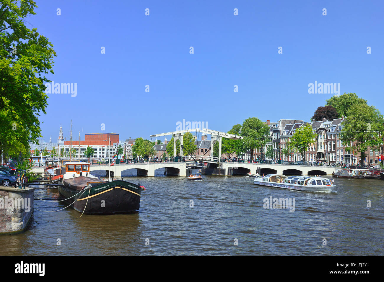 AMSTERDAM-AUG. 19, 2012. Berühmte 'Meager Bridge' und Boote in Amsterdam. Mit 1,200 Brücken und 165 Kanälen ist es als Venedig des Nordens bekannt. Stockfoto