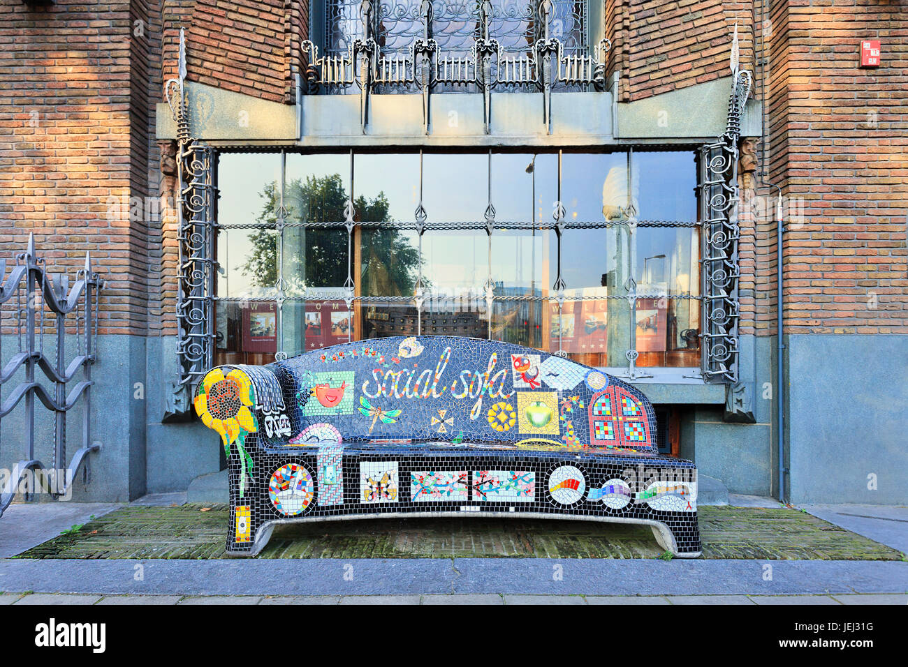 AMSTERDAM-AUG. 20, 2012. Sofa in Amsterdam. Social Sofa ist ein niederländisches Unternehmen produziert Betonbänke mit jeweils einem einzigartigen Mosaik-Bild. Stockfoto