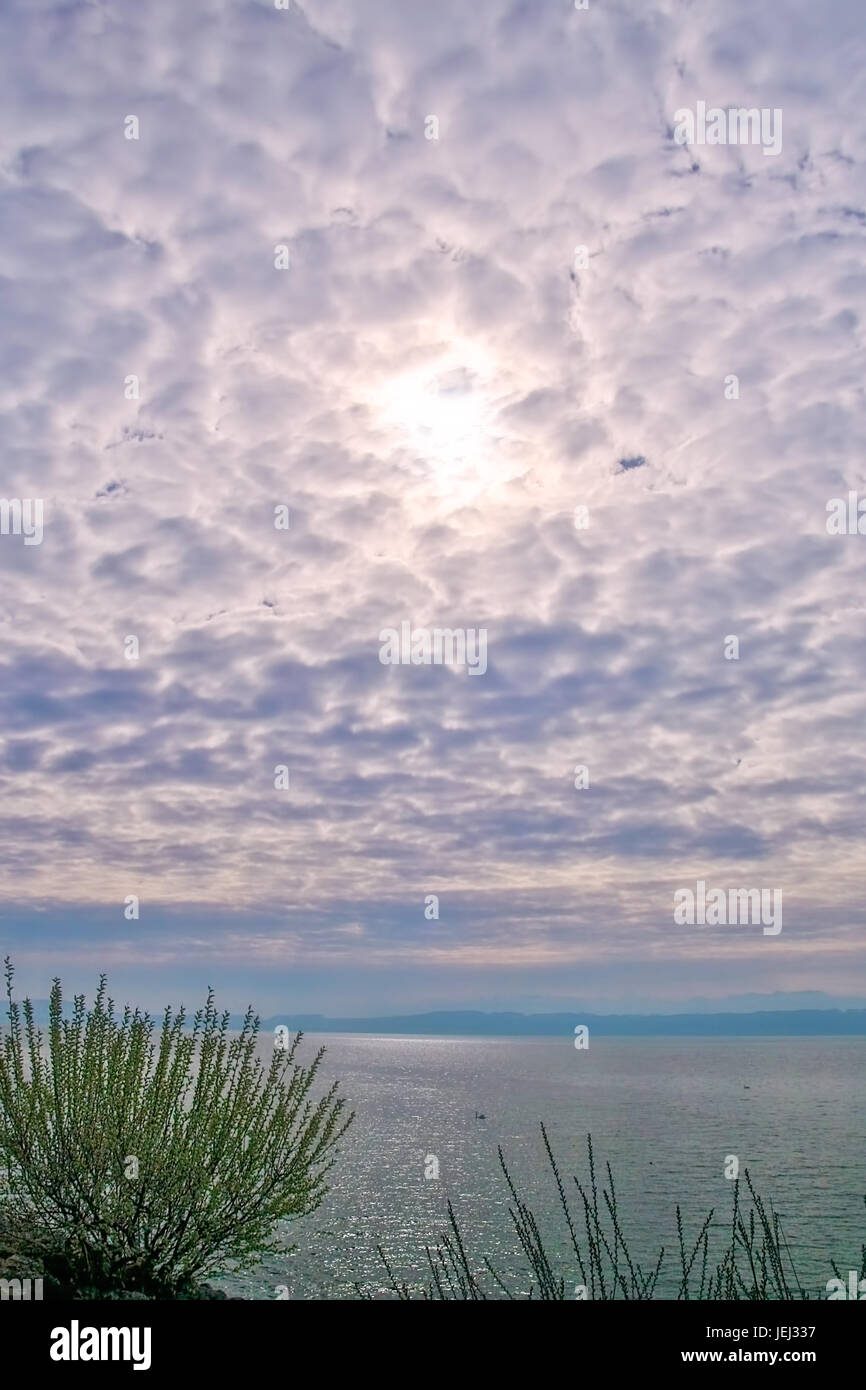 Dichte Wolken über dem See am Morgen Stockfoto