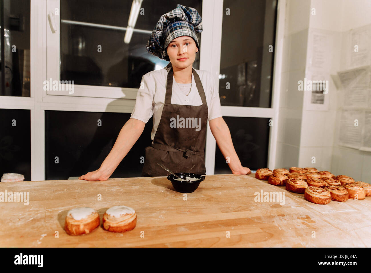 Frau backen Kuchen. Konditoren machen Desserts. Brötchen zu machen. Teig auf dem Tisch Stockfoto