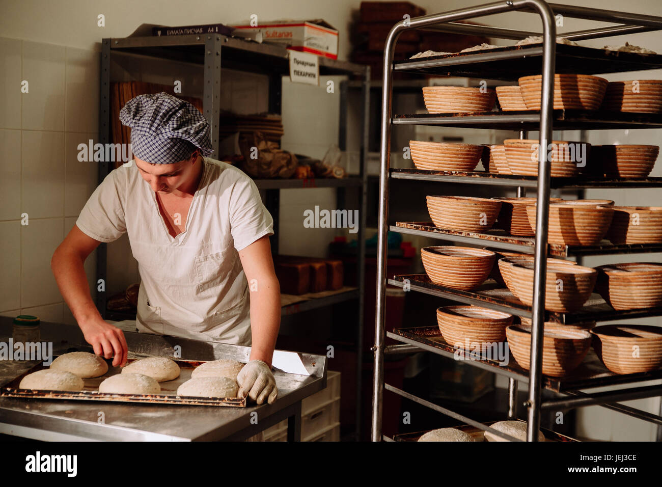 Bäcker Teig zu kneten und Formen Laib Brot Stockfoto