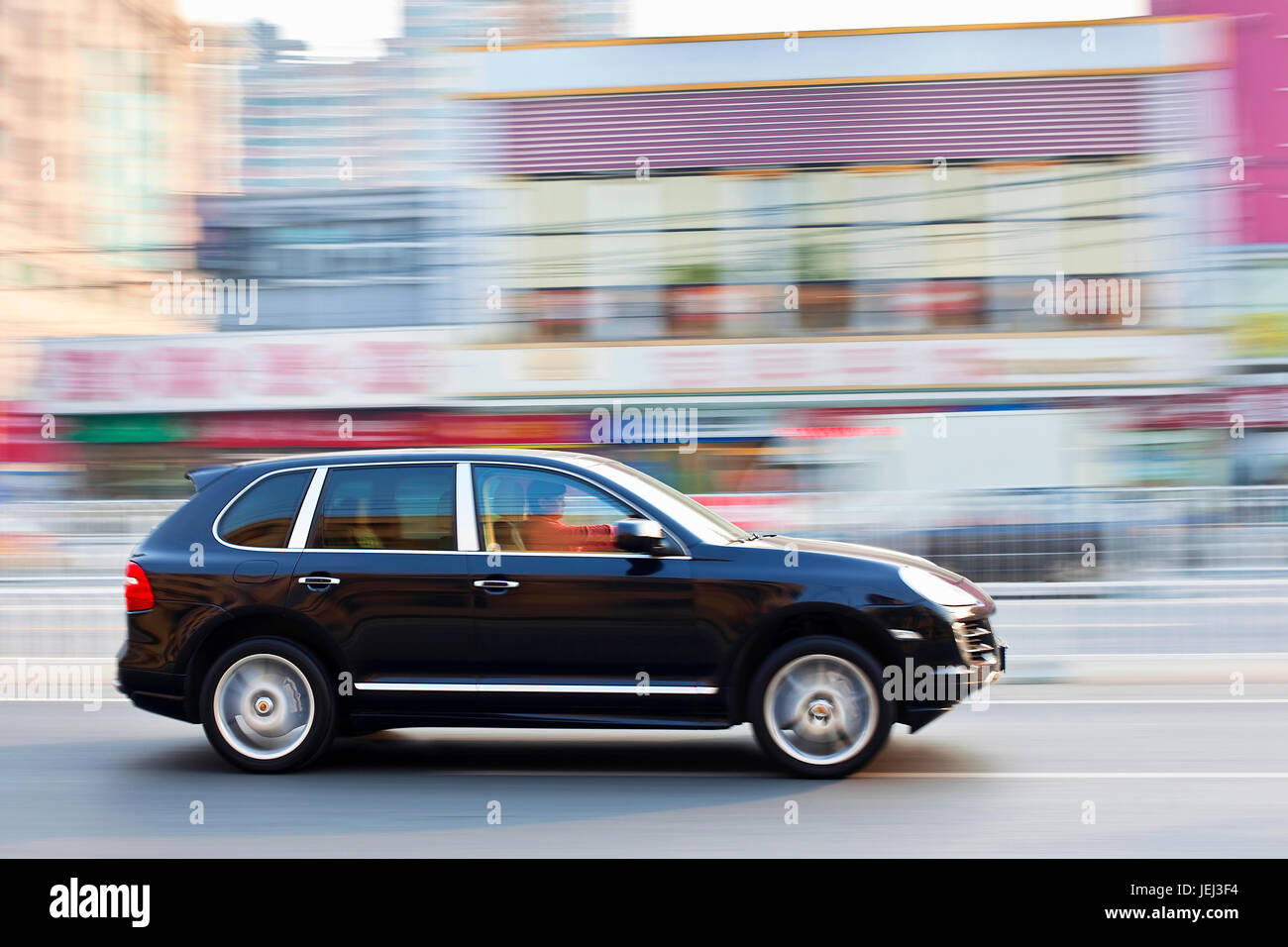 PEKING – OCT. 28. Rauschender Porsche Cayenne. Porsche kann in China mehr Autos liefern als in seinem deutschen Heimatmarkt. Stockfoto