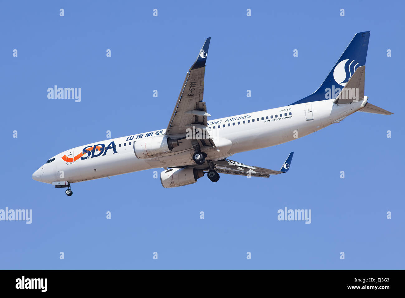 PEKING, 13. MÄRZ 2015. Shandong Airlines B-5111 Boeing 737-800 Landung. Die Boeing 737 ist ein Zweimotorjet mit kurz- bis Mittelklasse-Schmalkörper. Stockfoto