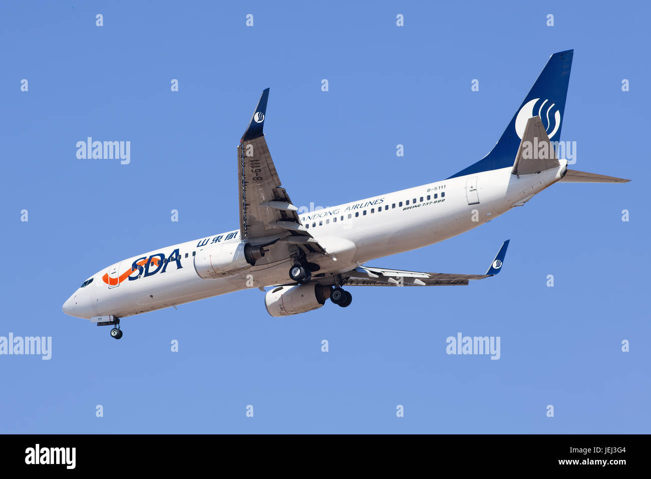 PEKING, 13. MÄRZ 2015. Shandong Airlines B-5111 Boeing 737-800 Landung. Die Boeing 737 ist ein Zweimotorjet mit kurz- bis Mittelklasse-Schmalkörper. Stockfoto