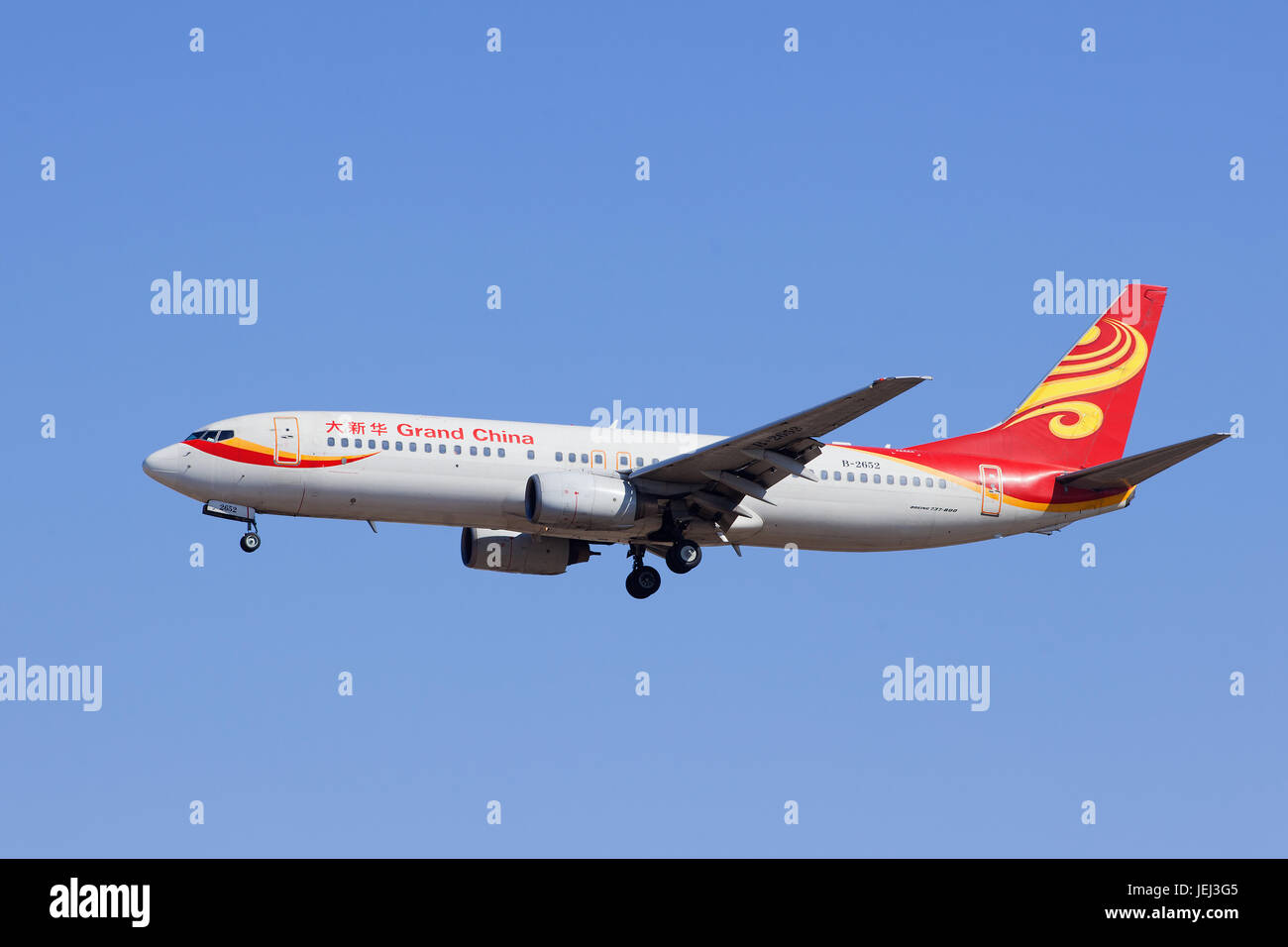 PEKING, 13. MÄRZ 2015. Hainan Airlines B-2652 Boeing 737-800 Landung. Die Boeing 737 ist ein zweimotoriger Schmalkörper-Jet-Passagierflugzeug für kurze bis mittlere Reichweitenbereiche. Stockfoto