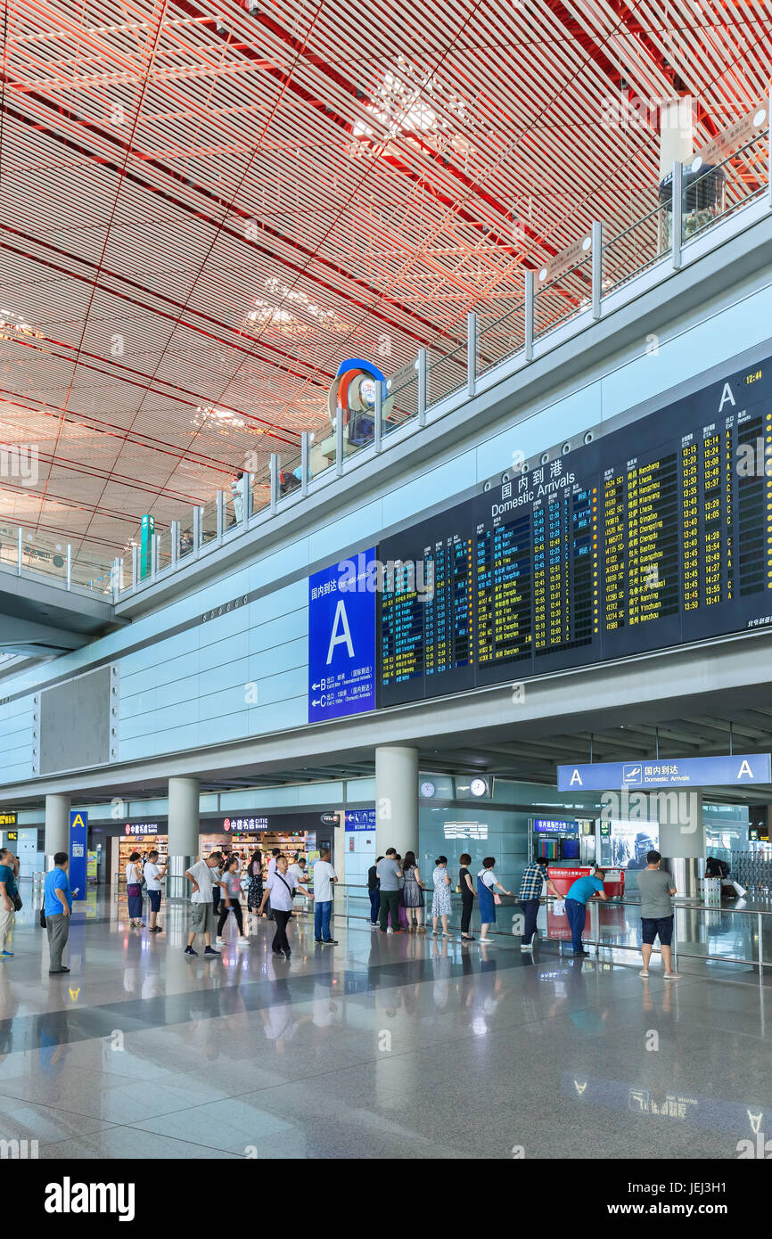 PEKING, 15. JULI 2016. Ankunftsbereich mit Flugplantafel, Beijing Capital International Airport, Terminal 3, dem zweitgrößten der Welt. Stockfoto