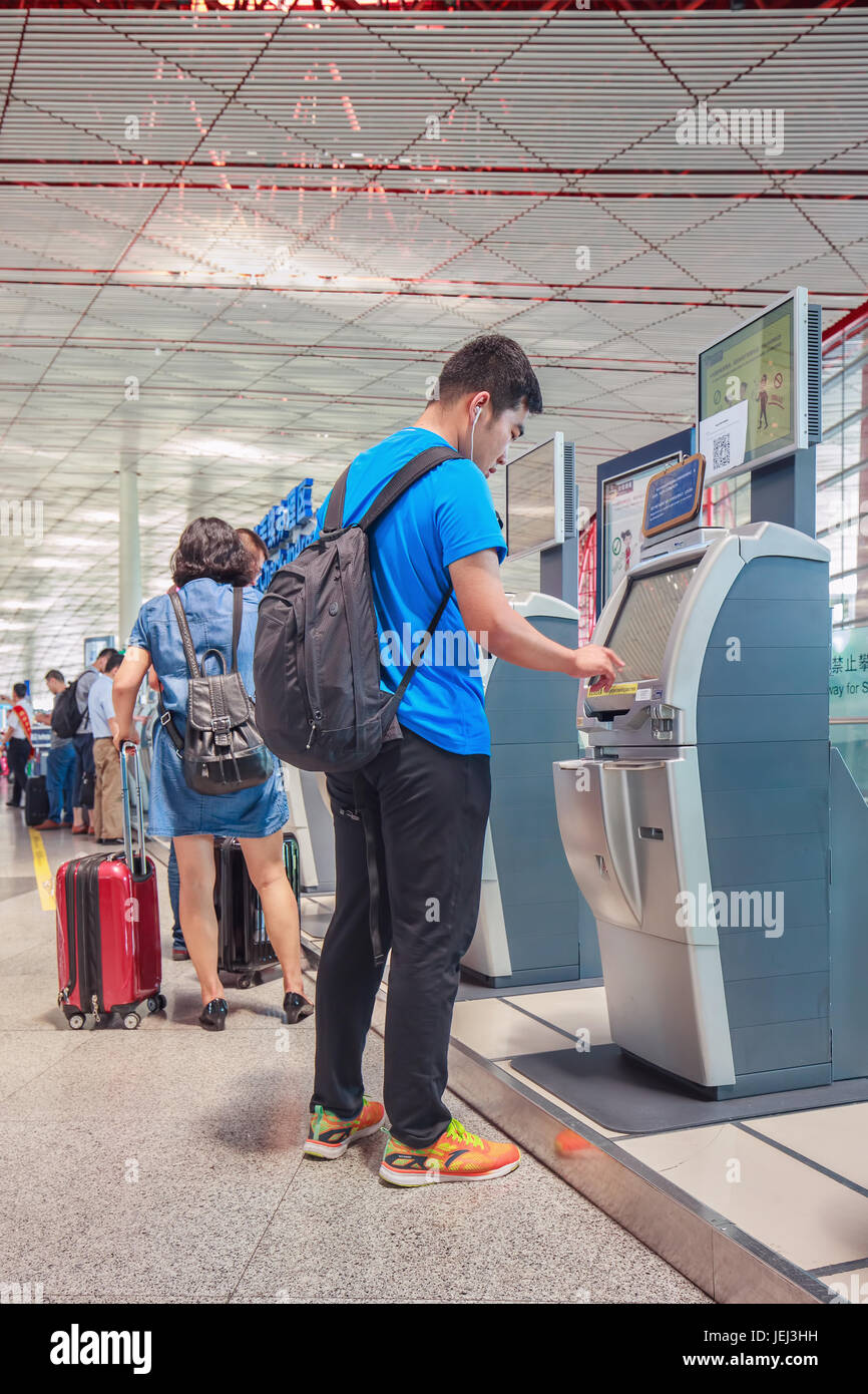 PEKING, 13. JULI 2016. Check-in-Bereich mit Selbstbedienung am internationalen Flughafen Beijing Capital, Terminal 3. Die durchschnittliche Warteschlangenzeit beträgt weniger als 8 Minuten. Stockfoto