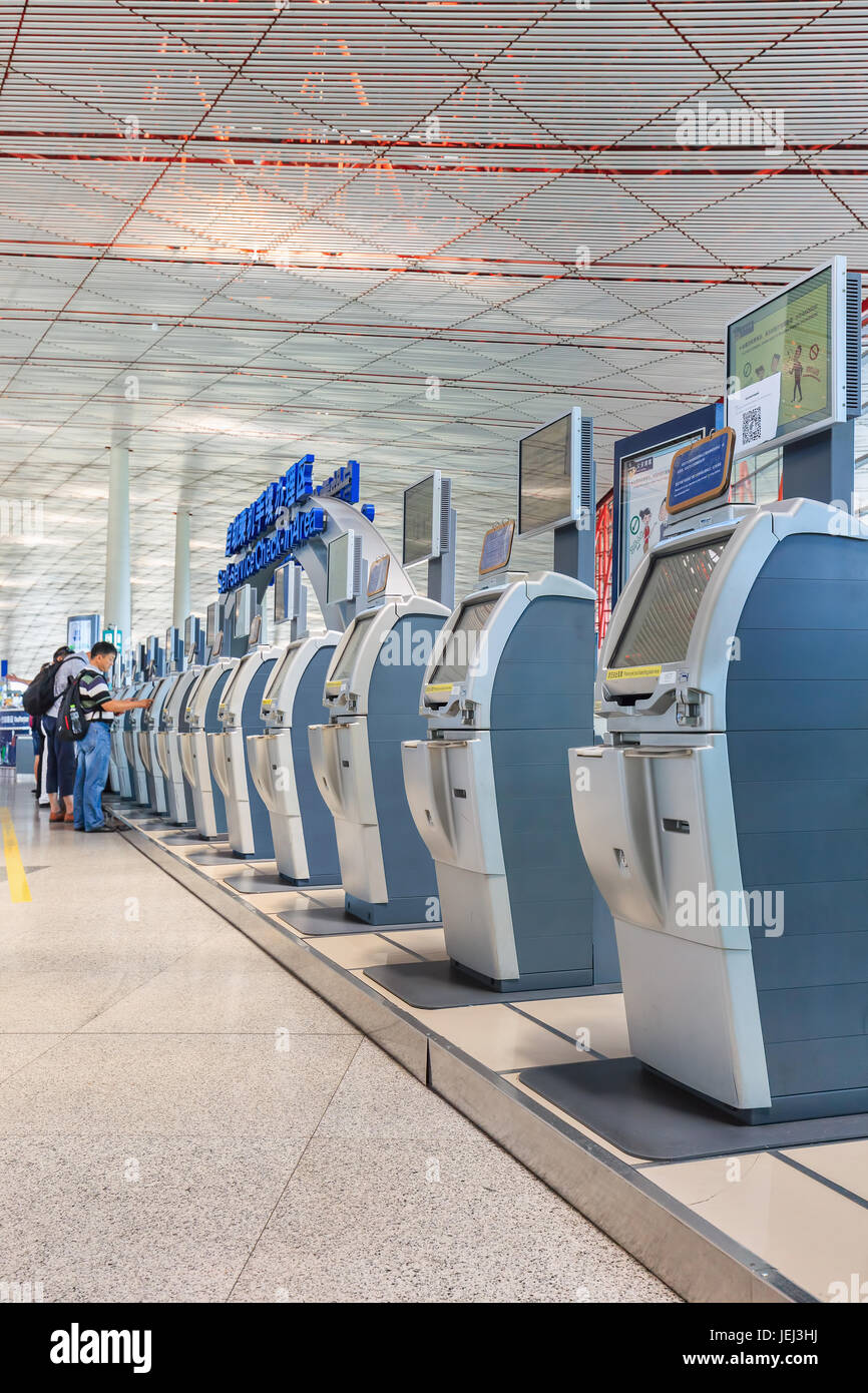 PEKING, 13. JULI 2016. Check-in-Bereich mit Selbstbedienung am internationalen Flughafen Beijing Capital, Terminal 3. Die durchschnittliche Warteschlangenzeit beträgt weniger als 8 Minuten. Stockfoto